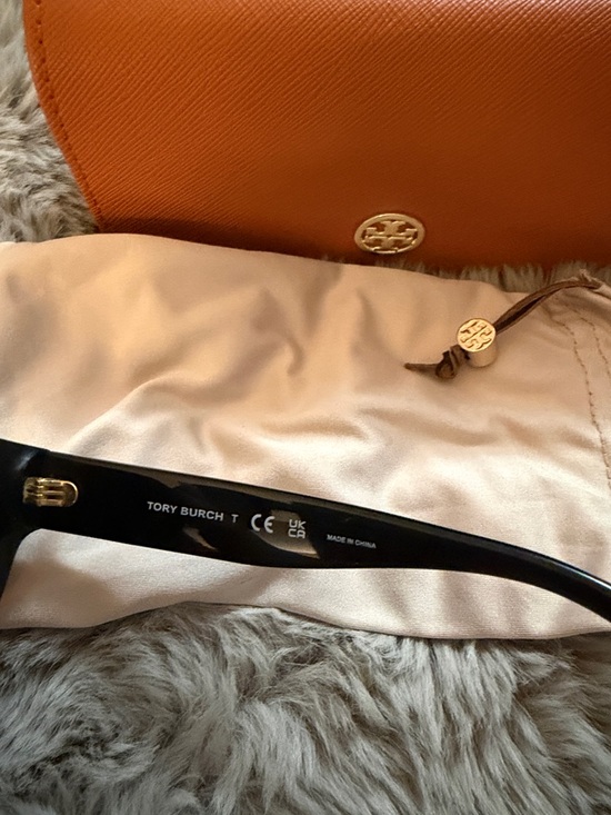 Tory Burch Black Cat-Eye Sunglasses with Orange Wallet main image 5